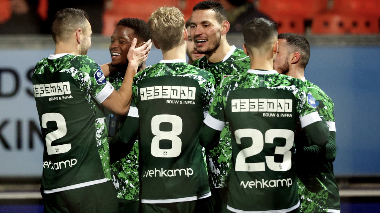 PEC Zwolle verlaat laatste plek dankzij doelpuntenfestijn tegen Cambuur (3-4)