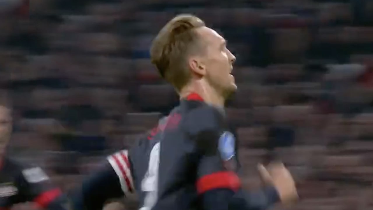 Videogoal: Luuk de Jong zet PSV op voorsprong in de Johan Cruijff ArenA