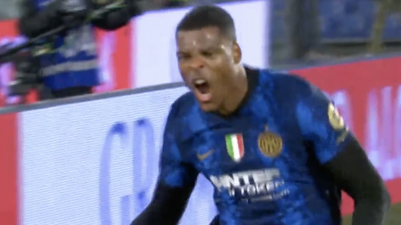VIDEOGOAL: Dumfries scoort eerste goal voor Inter, rent bijna door medespeler heen