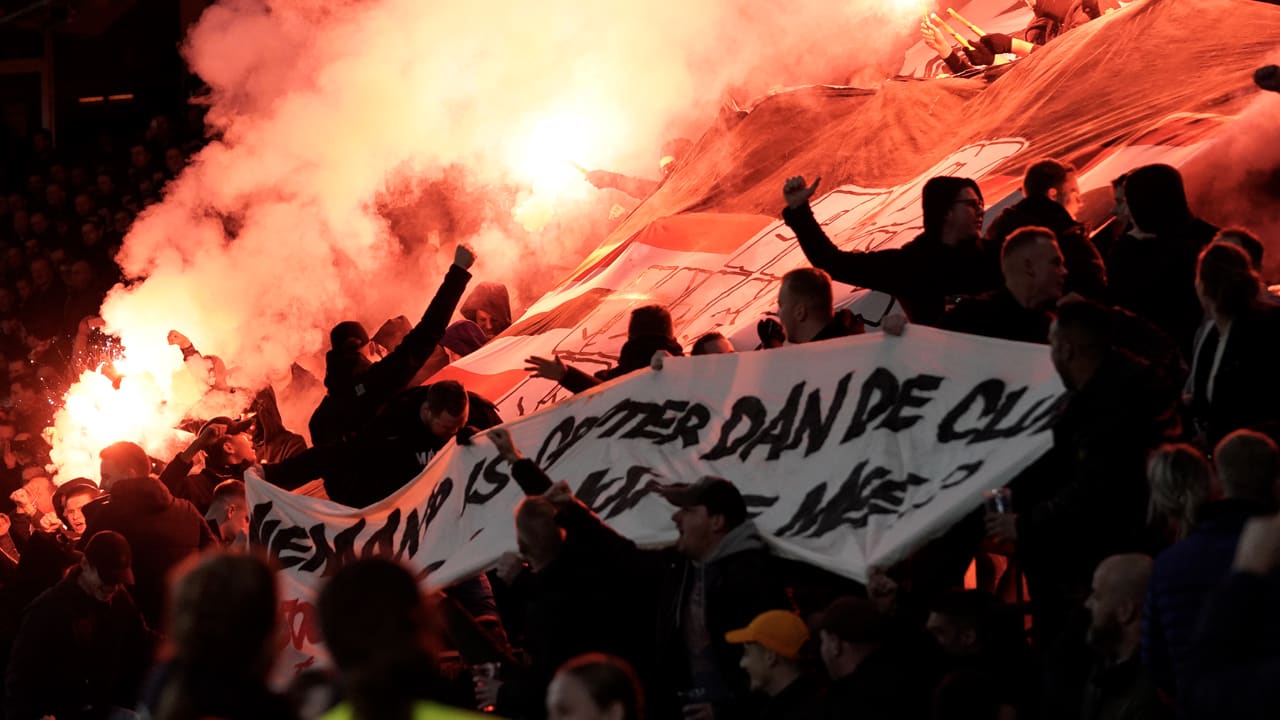 Steunbetuiging PSV-supporters aan Van Bommel: 'Een clubicoon laten wij niet vallen'