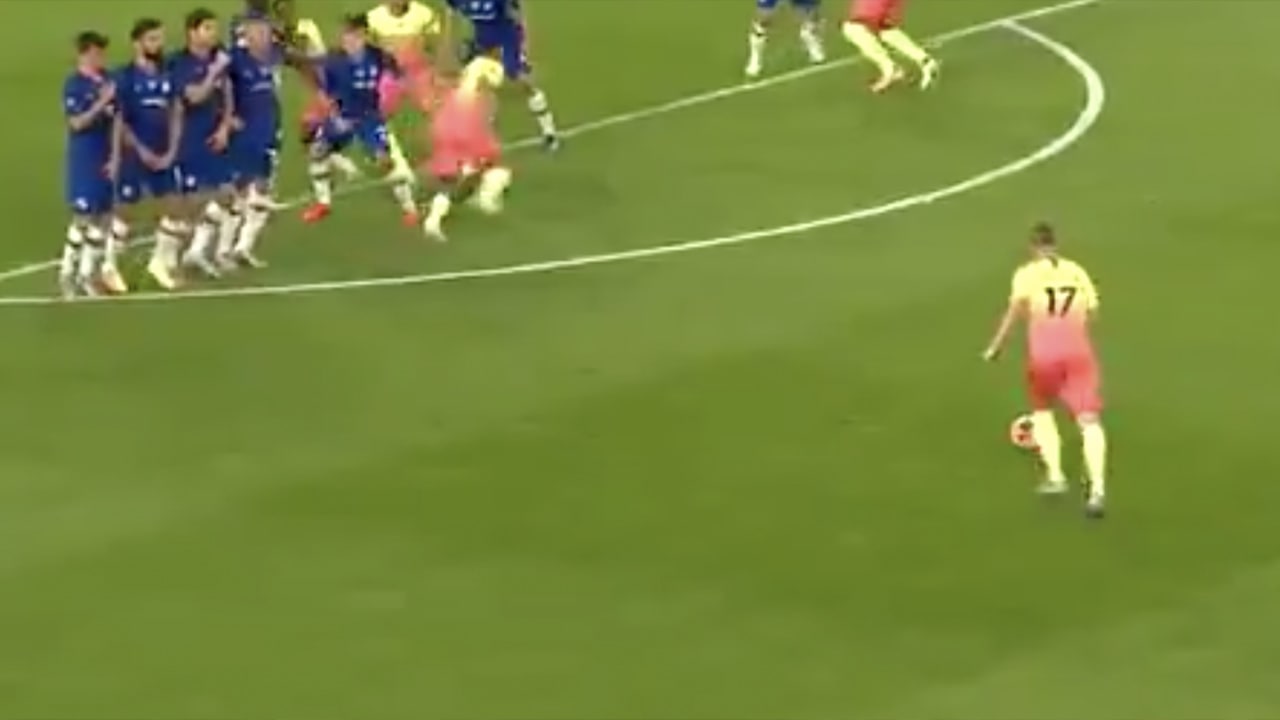 De Bruyne schiet Manchester City op 1-1 met weergaloze vrije trap