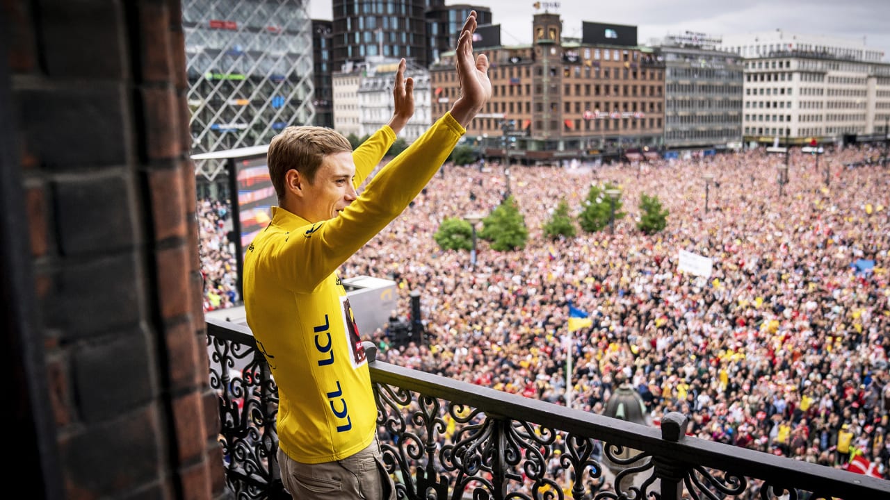 Tienduizenden Denen juichen Tourwinnaar Vingegaard toe in Kopenhagen