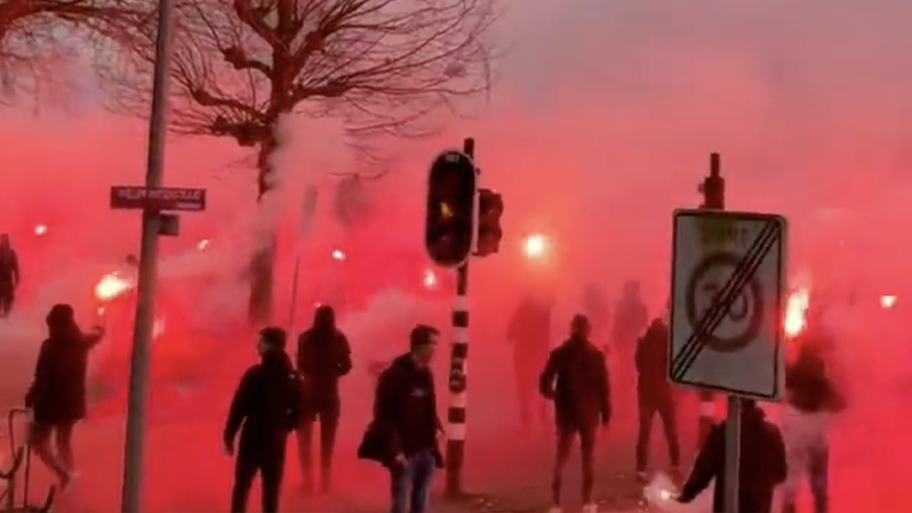 Ajax-fans zwaaien spelersbus uit met fakkelzee in aanloop naar de Klassieker