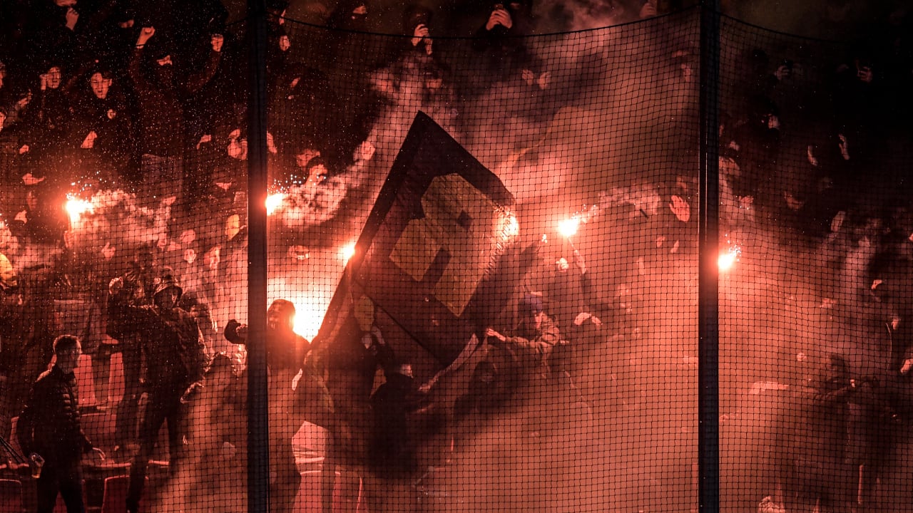 FC Utrecht - Vitesse onderbroken wegens vuurwerk