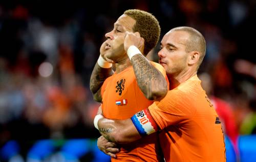 Oranje zwaait Sneijder uit met zege