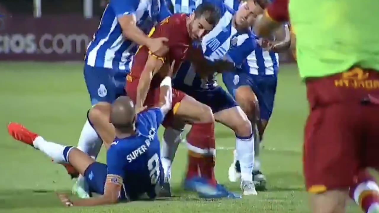 Oefenwedstrijd AS Roma - FC Porto loopt uit de hand na spijkerharde beuk van Pepe