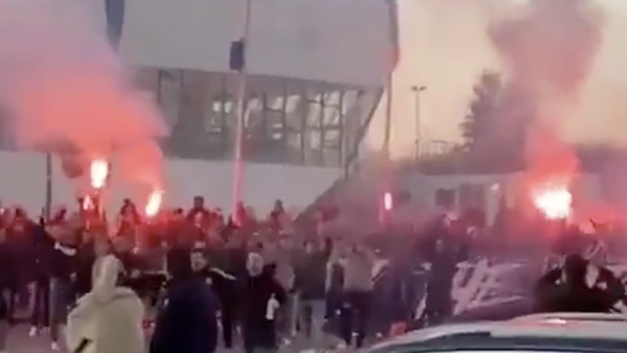 Honderden Heracles- en Twente-fans met fakkels rond stadion in Almelo