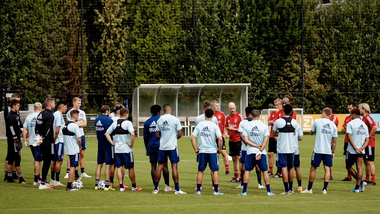 'Coronavirus sloeg toe bij 13 spelers/stafleden van Ajax'