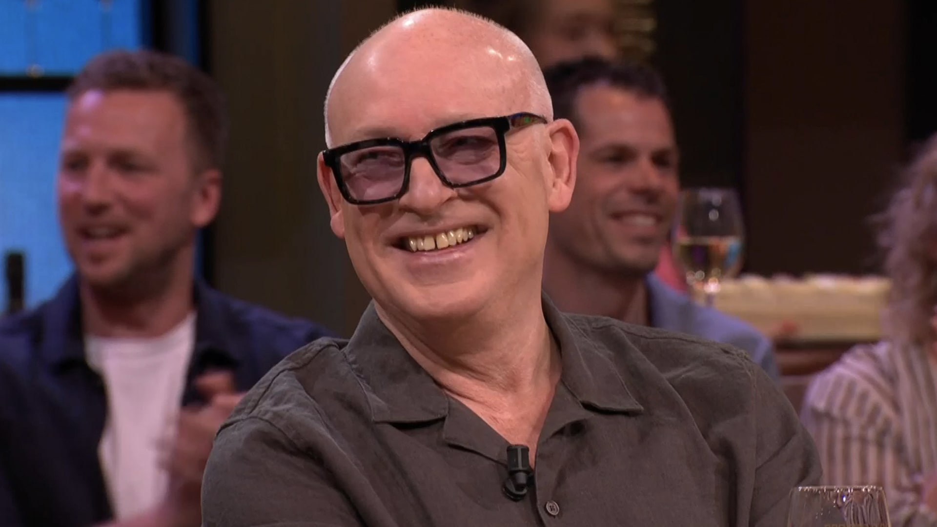 René kreeg van álle collega’s drank: ‘Het lijkt achter de schermen wel een slijterij!’