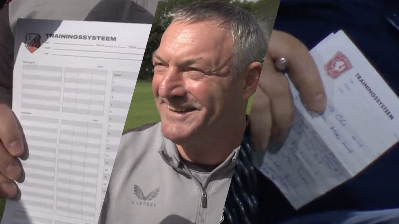 Ron Jans krijgt FC Utrecht-notitieblok van zijn club: 'Vervroegd verjaardagscadeau!'
