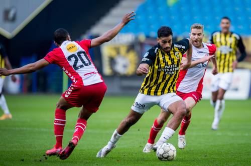 Vitesse wint met tien man en komt gelijk in punten met Ajax