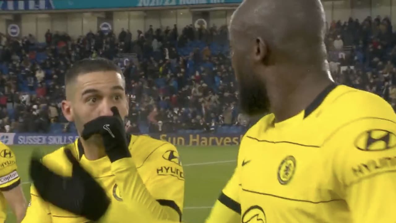 VIDEO: Ziyech en Lukaku discussiëren in het Nederlands in de rust van Brighton-Chelsea