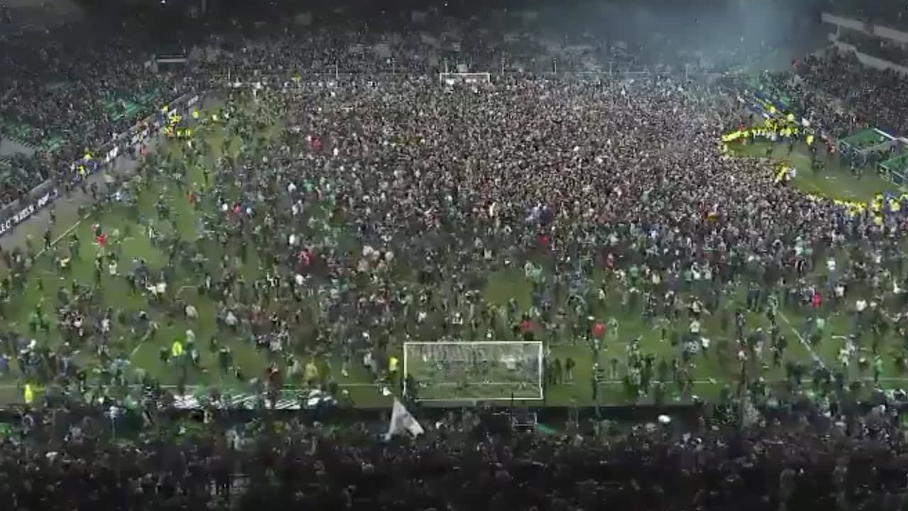 Enorme pitch invasion bij Saint-Etienne na bereiken bekerfinale