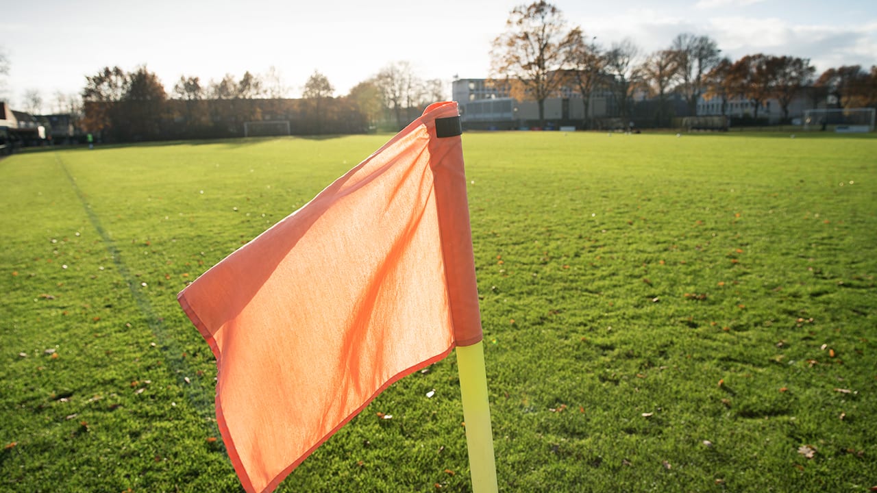 Jonge scheidsrechter krijgt kopstoot op veld: 'Ik stop voorlopig met fluiten'