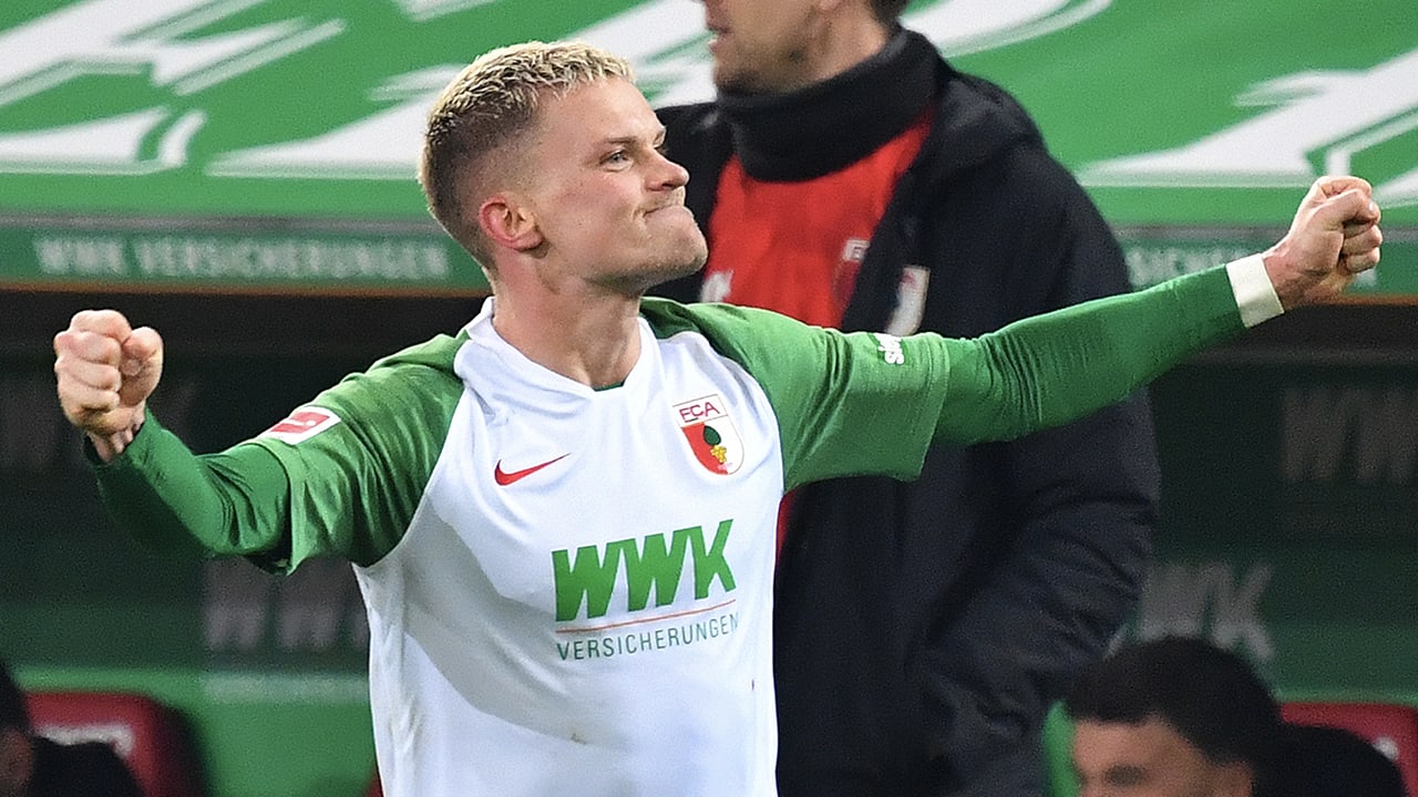 'PSV nagenoeg rond met linksback Philipp Max'