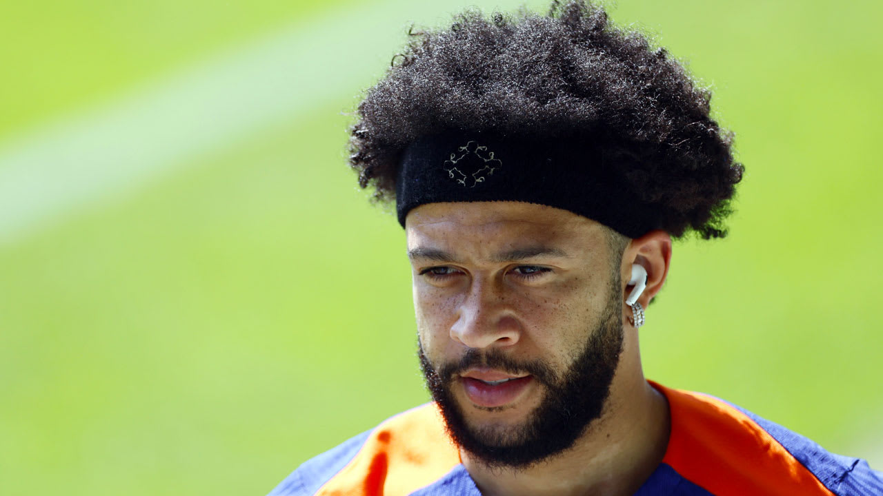Memphis Depay verschijnt met afrokapsel op training Nederlands elftal