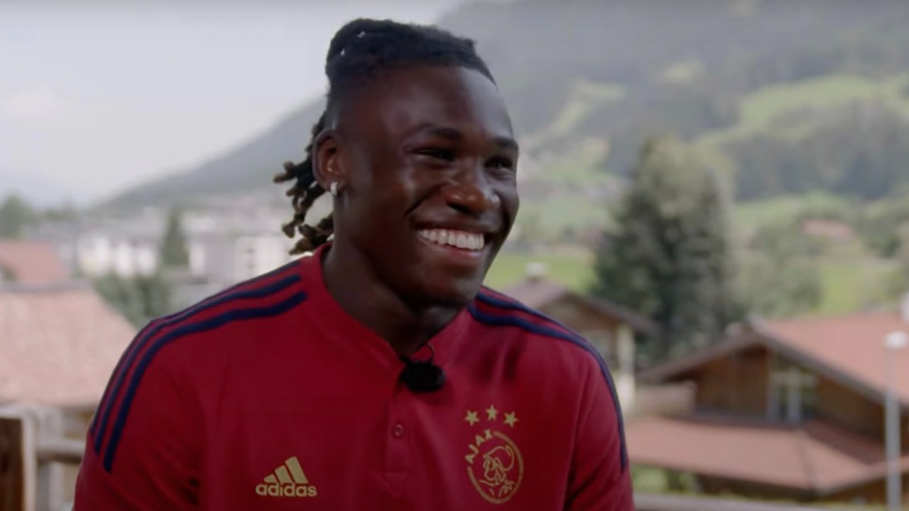 Bassey komt 'grootheid' tegen bij Ajax: 'Ik speelde met hem op de PlayStation'