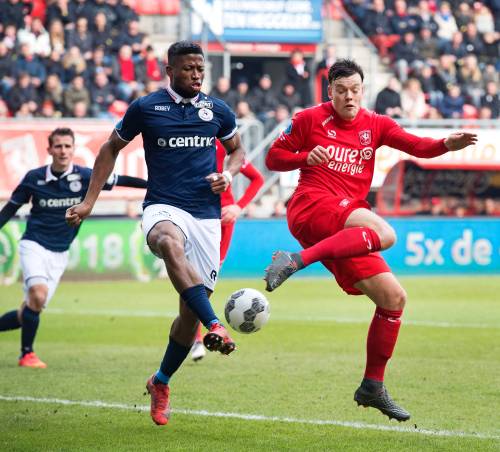 FC Twente huurt spits Friday van AZ