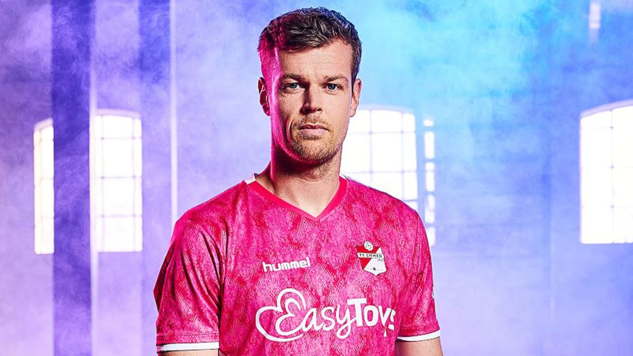 FC Emmen zondag in roze tenues om aandacht te vragen voor zaadbalkanker