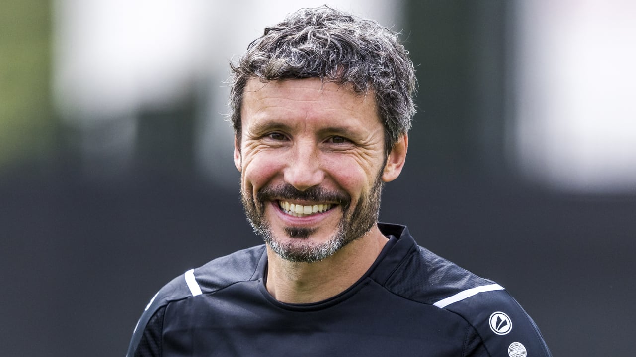 'Mark van Bommel geldt als topkandidaat en kan komend seizoen terugkeren in de Eredivisie'