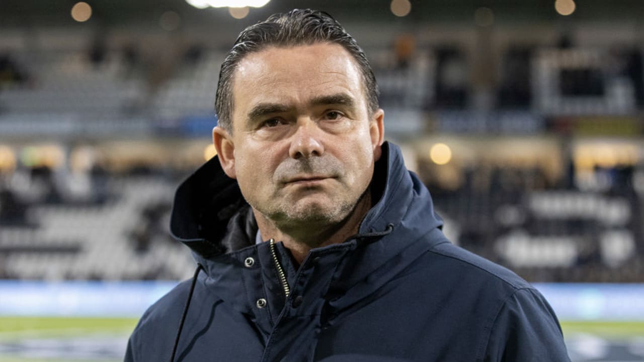 Overmars per direct weg bij Ajax na grensoverschrijdende berichten aan vrouwelijke collega's