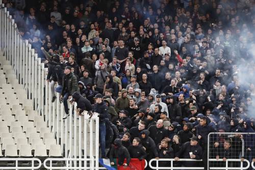 Ajax in achtste finales met uitsupporters