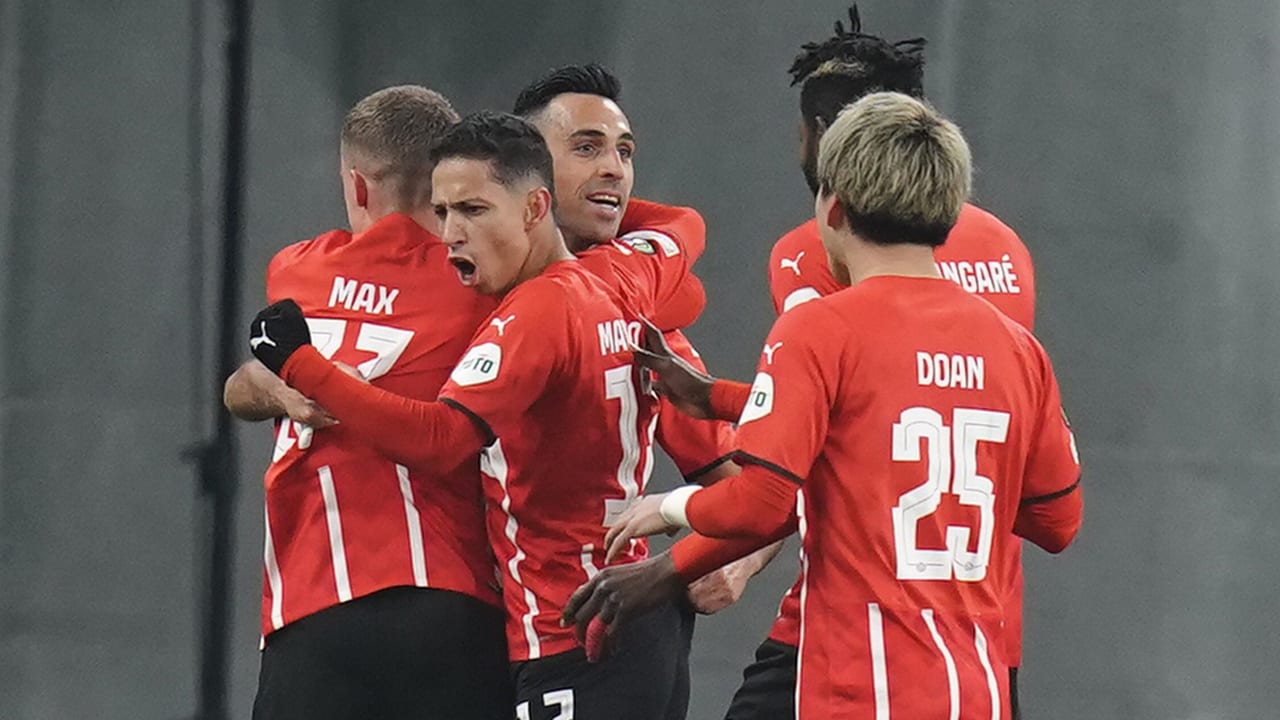 PSV na overtuigende zege op Kopenhagen naar kwartfinale Conference League