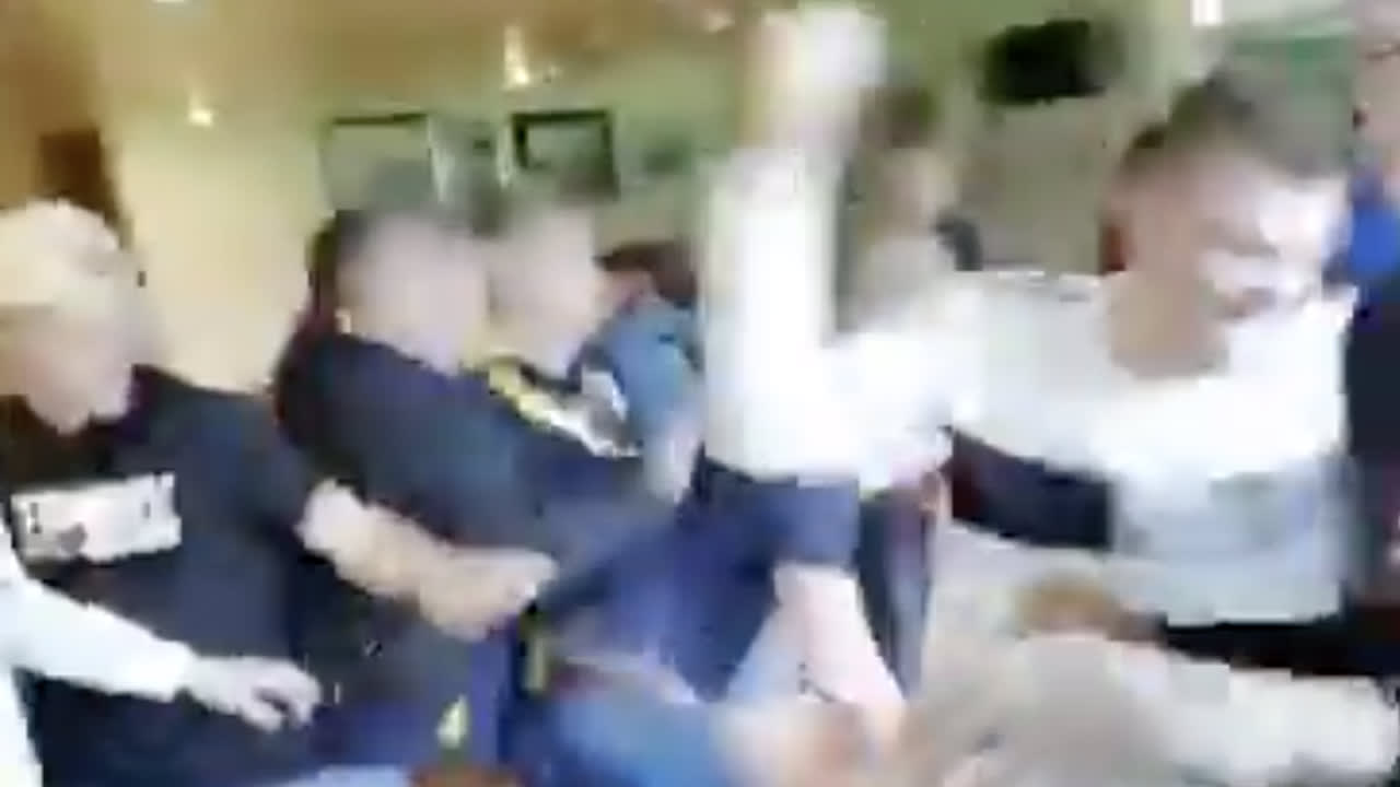 WTF! Supporters met elkaar op de vuist in kantine