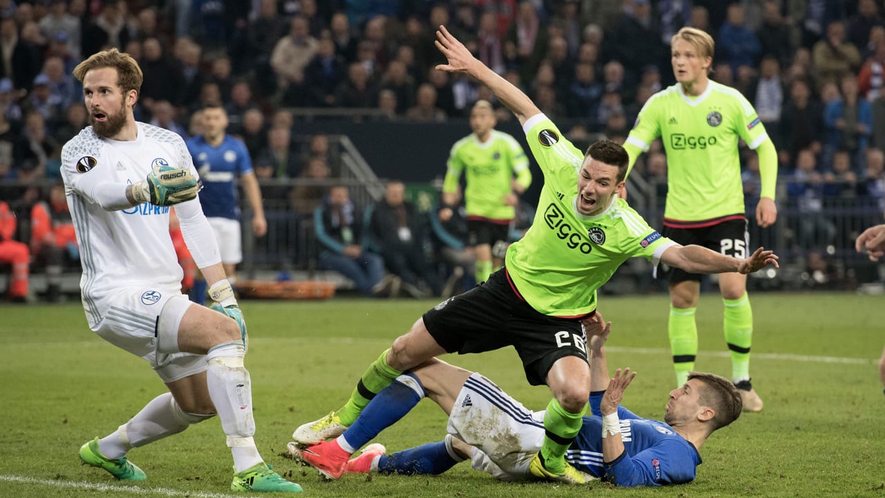 Vandaag in 2017: Ajax schakelt Schalke op magische wijze uit in Europa League