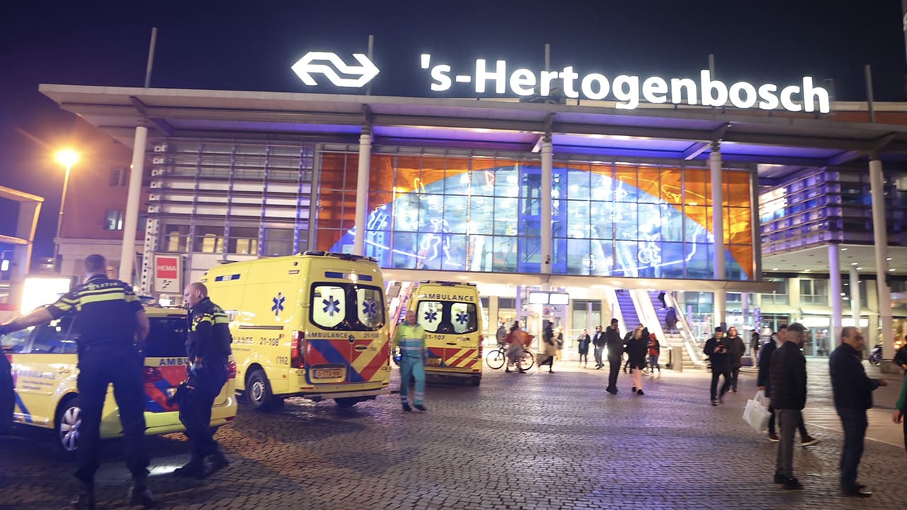 Ruzie tussen fans Ajax en Feyenoord loopt uit op steekpartij bij station Den Bosch, vier mannen gewond