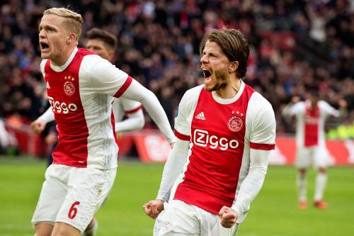 Ajax met Van de Beek tegen Heracles