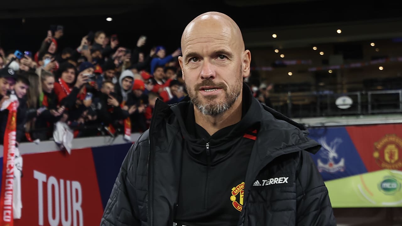 Ten Hag dwingt respect af bij spelersgroep door zelf mee te doen aan straftraining