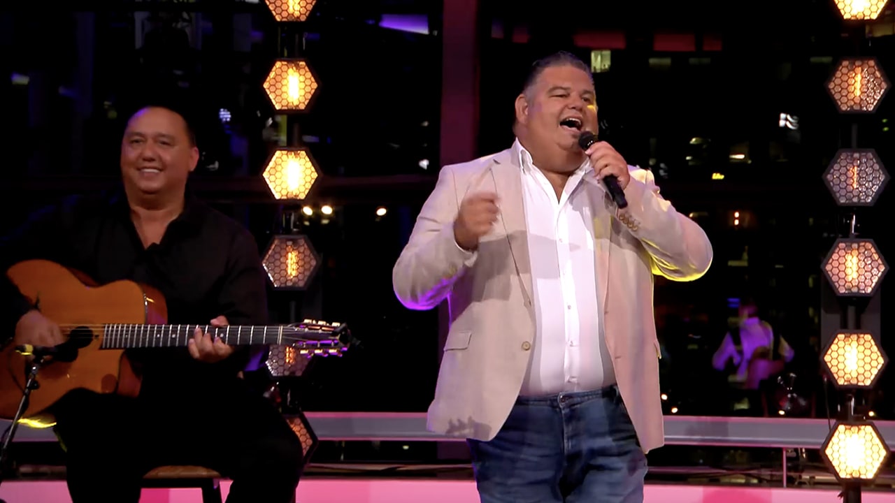 Django Wagner zorgt tijdens commercialbreak van De Oranjezomer voor heerlijke kroegsfeer in de studio