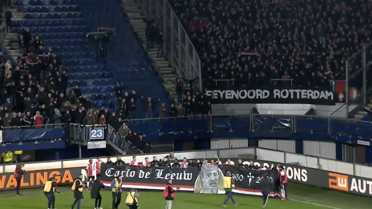 Schitterend eerbetoon Feyenoord-spelers, staf en supporters aan Carlo de Leeuw