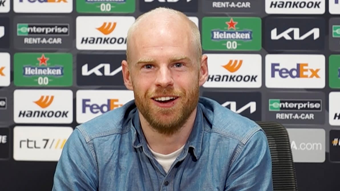 Davy Klaassen zoekt contact met fan die schoenen ving: 'M'n zooltjes zitten er nog in!'