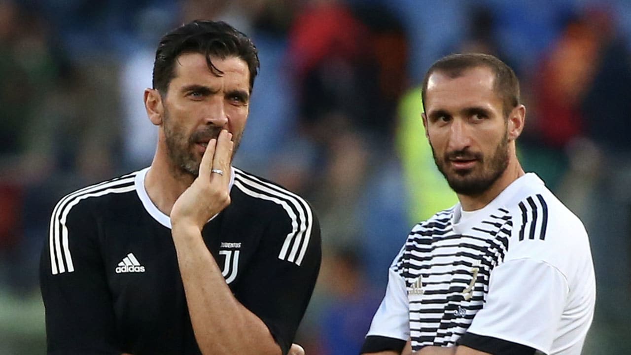Buffon en Chiellini weten niet van ophouden en tekenen nog een jaar bij