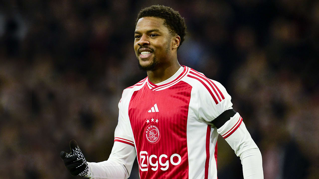 Akpom niet van plan om te vertrekken: 'Voor mijn gevoel ben ik honderd procent een Ajax-spits'