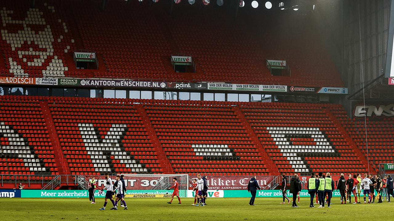 Harde kern haalt uit naar FC Twente: 'Als je poen hebt, mag je voetbal kijken'
