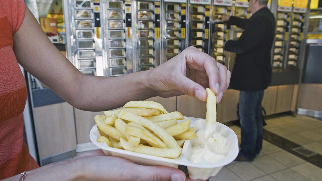 Vanaf zaterdag moet je betalen voor je frietbakje; eigen pan mee naar de snackbar?