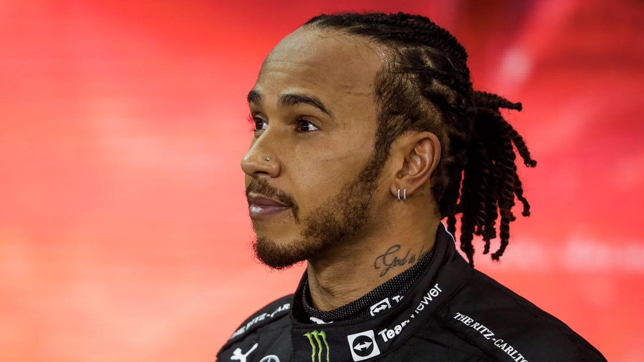 Hamilton maakt einde aan lange stilte en gaat door in Formule 1
