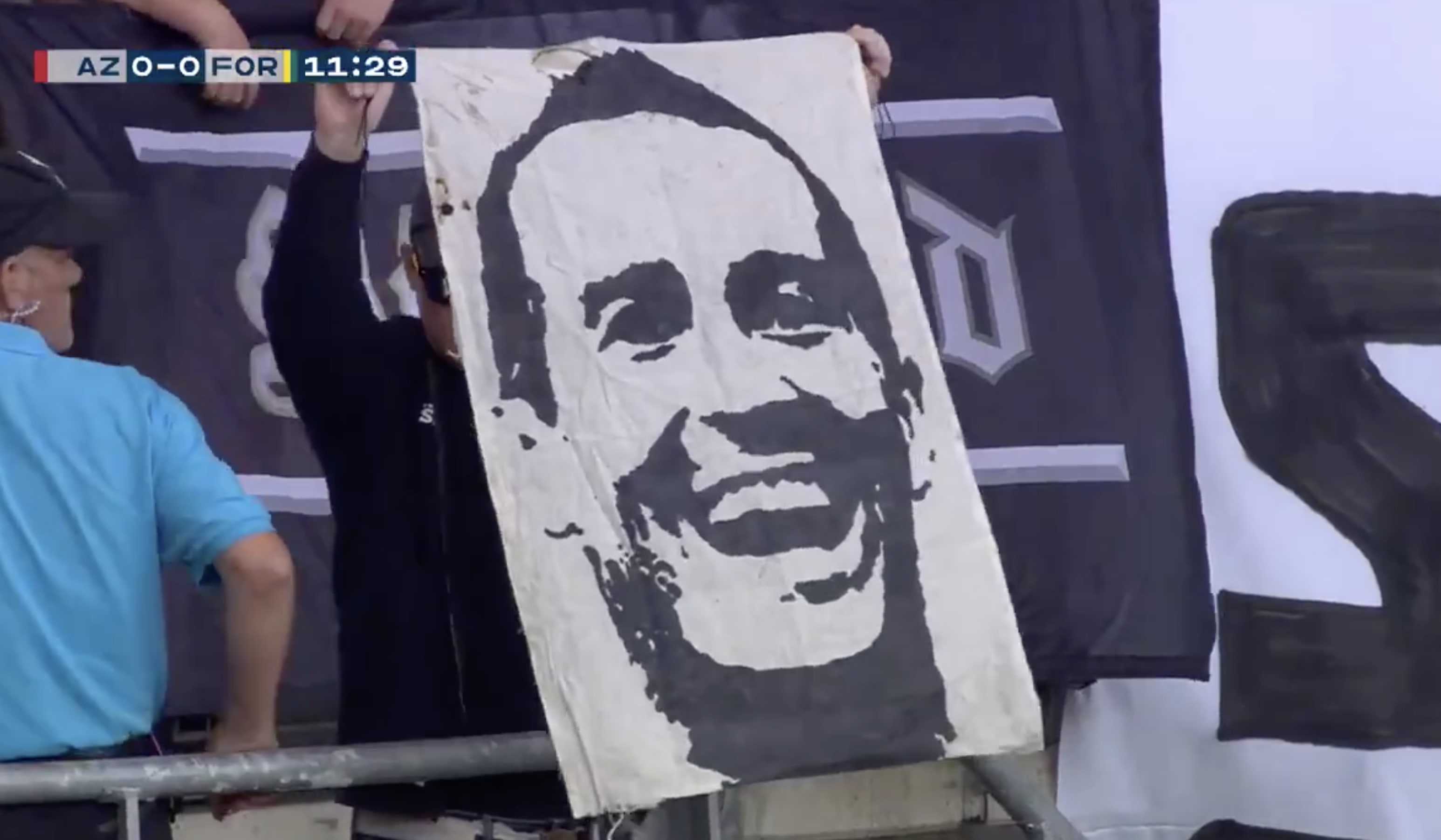 Supporters AZ en Fortuna Sittard komen met eerbetoon aan Fernando Ricksen 