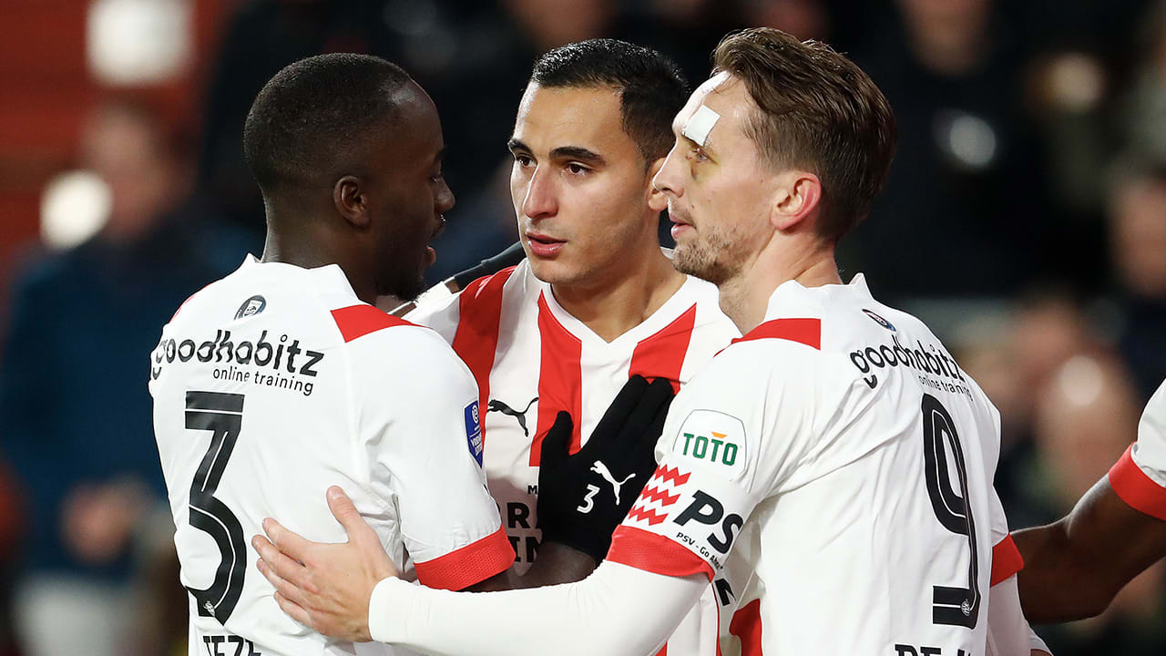 PSV herstelt zich na blamage en boekt zakelijke zege op Go Ahead Eagles