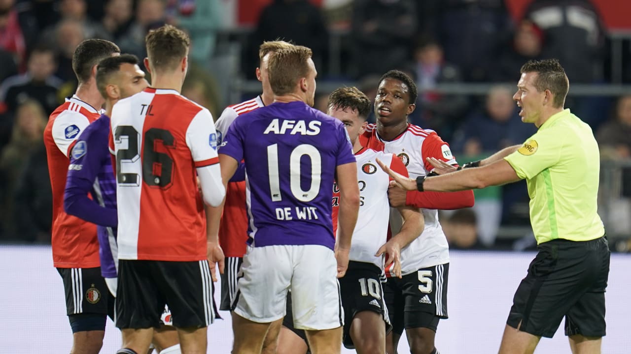 Feyenoord-AZ kort stilgelegd nadat voorwerpen op het veld werden gegooid