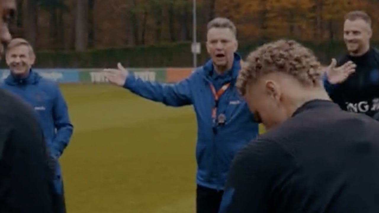 Van Gaal zingt voor jarige Wijnaldum: 'Kom op, de staf ook!'