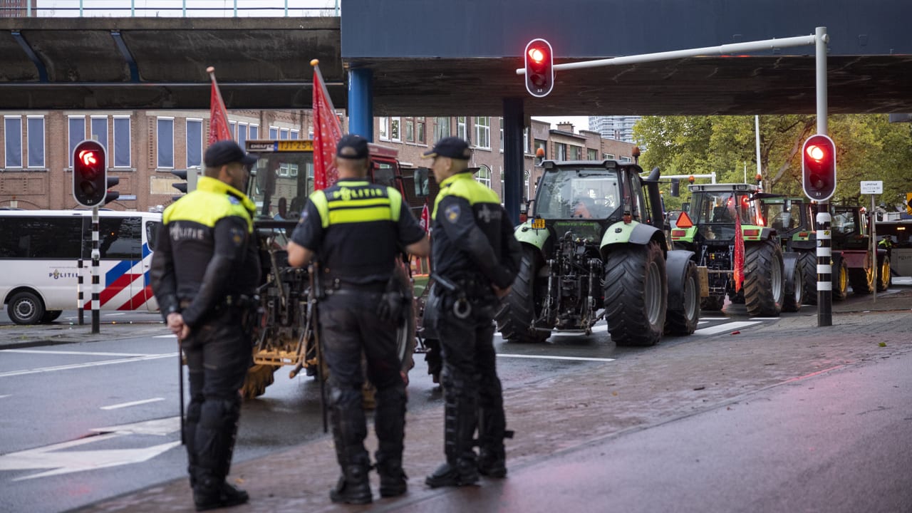 Tientallen protesterende boeren onderweg naar Den Haag, politie neemt trekkers in beslag
