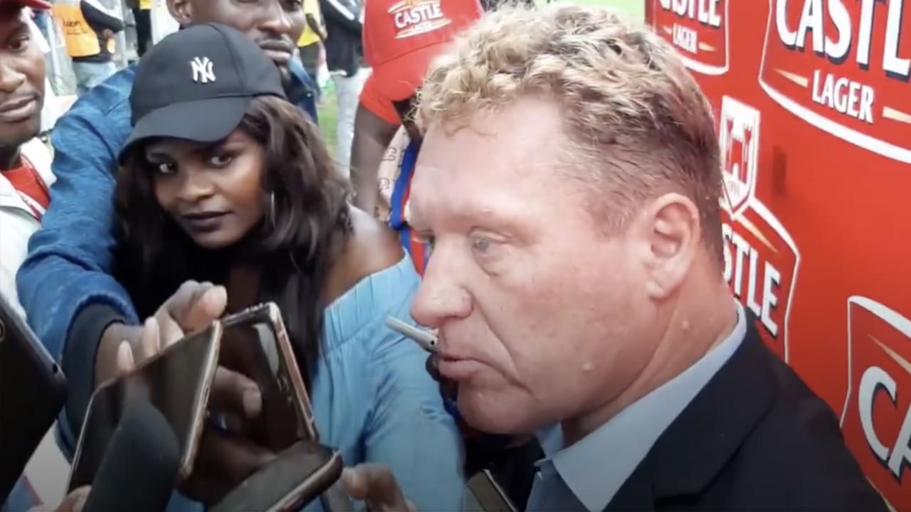 GOUD! Nederlandse coach in Zimbabwe staat pers te woord in bizar slecht Engels