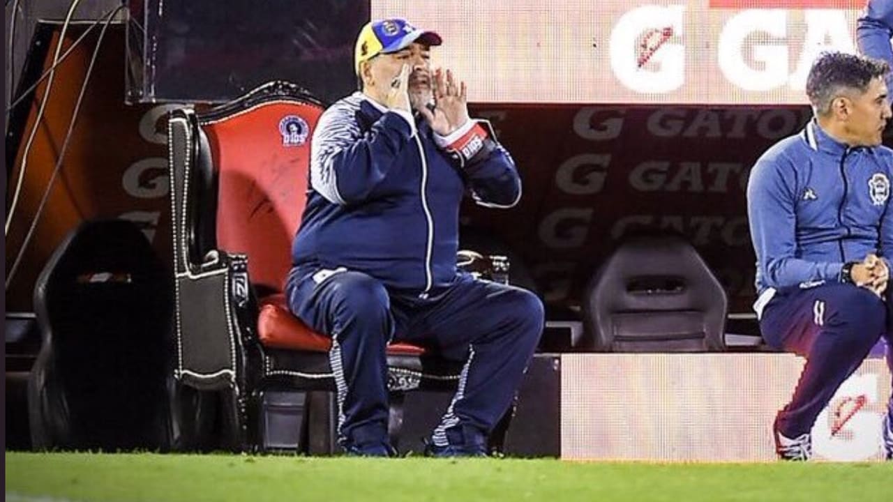 Maradona coacht wedstrijd vanaf een troon