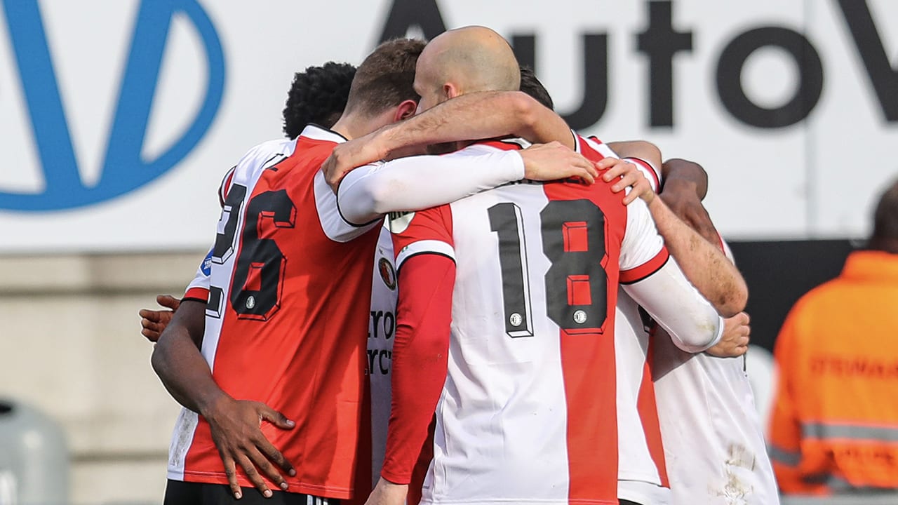 Feyenoord blijft met moeizame zege op RKC in spoor van PSV