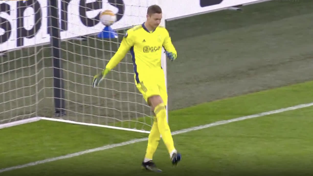 VIDEO: AS Roma komt op 1-1 tegen Ajax na enorme blunder Scherpen