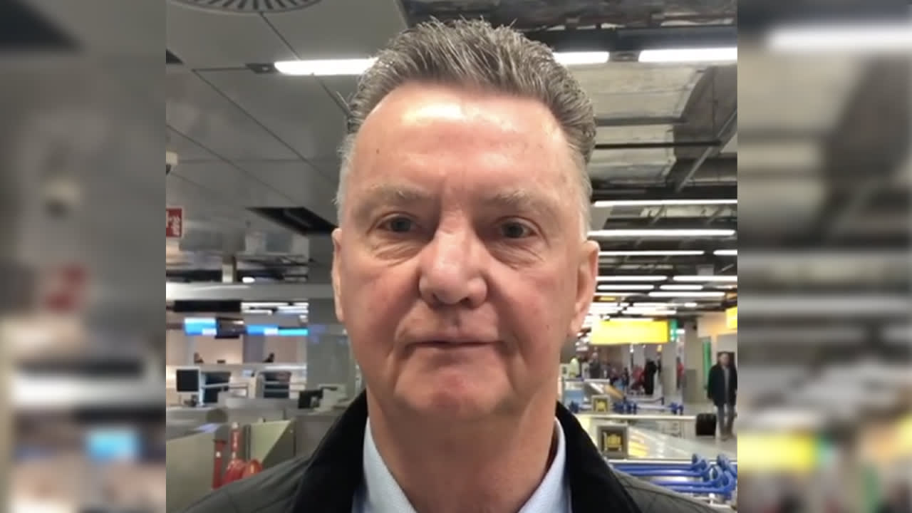 Van Gaal spreekt AZ-fans toe: 'Hallo, als je kijkt naar de website!'